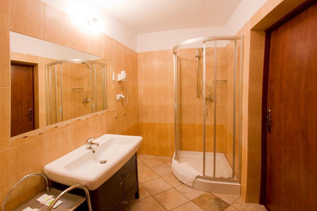 Hotel Stara Szmergielnia Bielsko-Biała Phòng bức ảnh